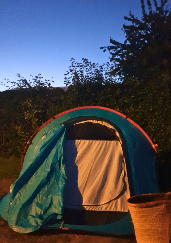 Een tent op de camping in de schemering.