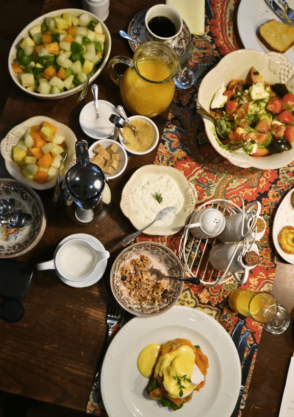 Een tafel vol lekkere gerechtjes in Manor Liepupe, net buiten Riga in Letland.