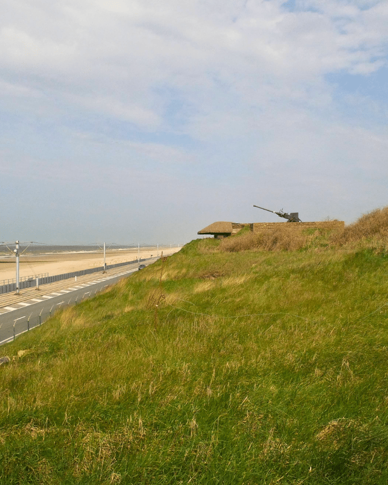 Luchtafweergeschut in de duinen van Raversyde, met het strand en de zee op de achtergrond.