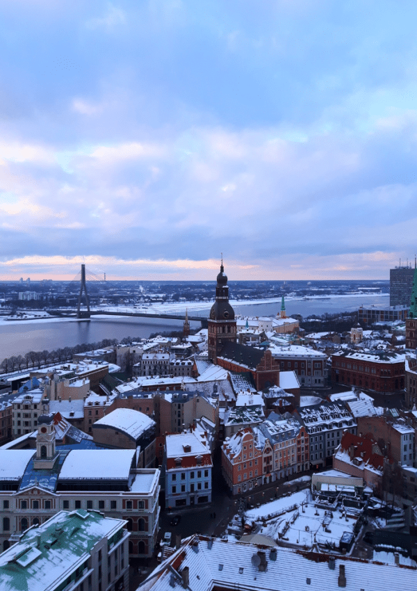 Luchtfoto van de besneeuwde Letse hoofdstad Riga.