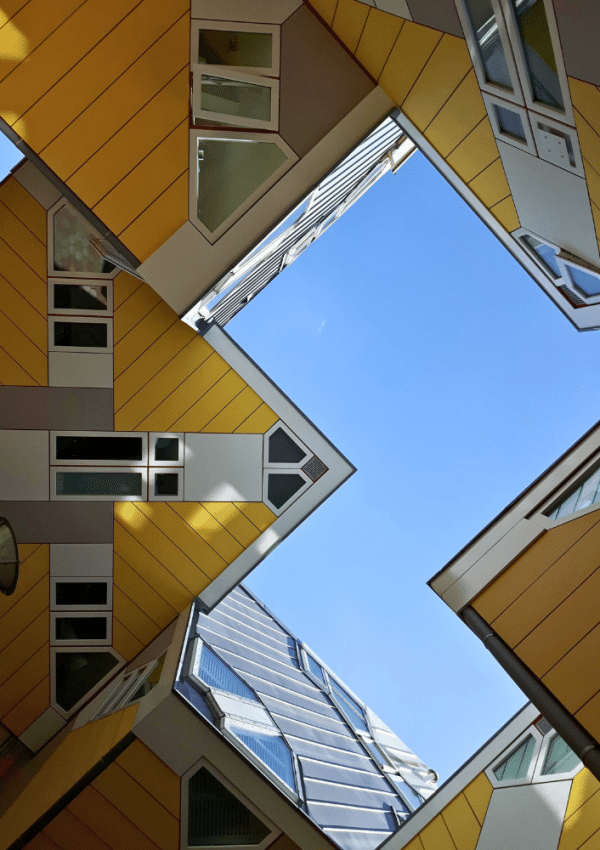 De gele kubuswoningen zijn een architecturaal kunstwerk in Rotterdam.