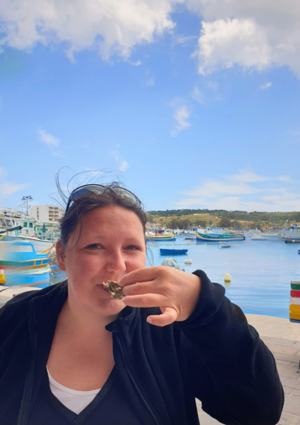 Heidi proeft oesters in het pittoreske vissersdorpje Marsaxlokk op Malta.