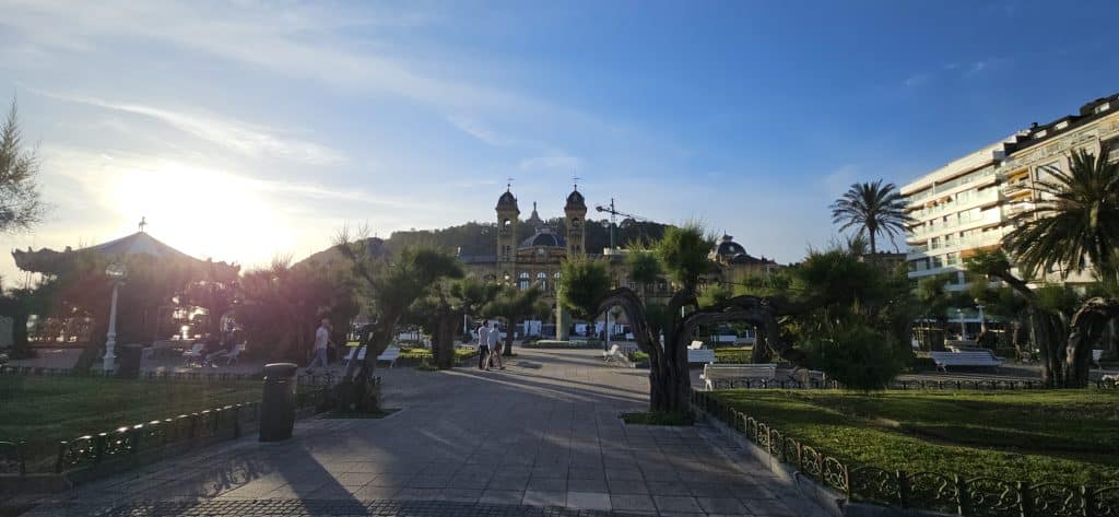 La Concha promenade met de berg Urgell op de achtergond.