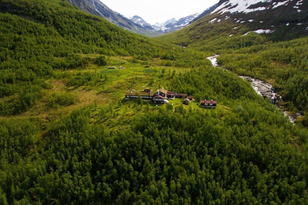 An off-grid cabin in nestled between the norwegian mountains.