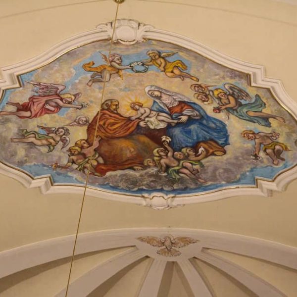 Buntes Deckengemälde mit Jesuskind in der Schneidemühl-Kirche zur Heiligen Familie