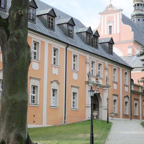 Gebäude des Klosters Paradies