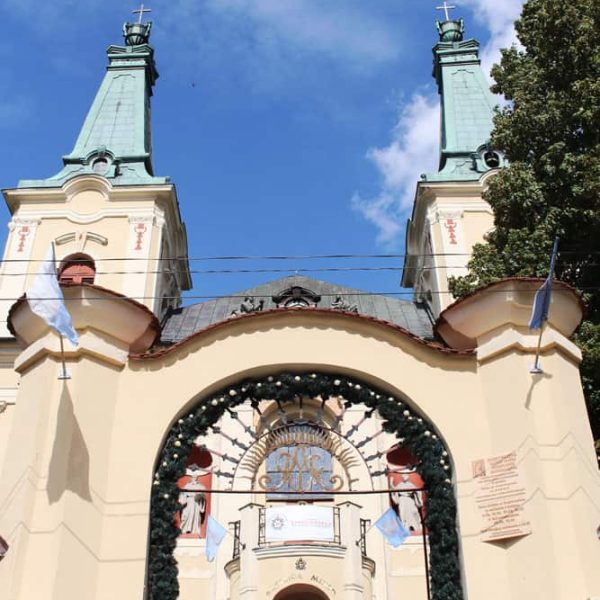 Blick hinauf durch das Portal auf die Wallfahrtskirche in Rokitten