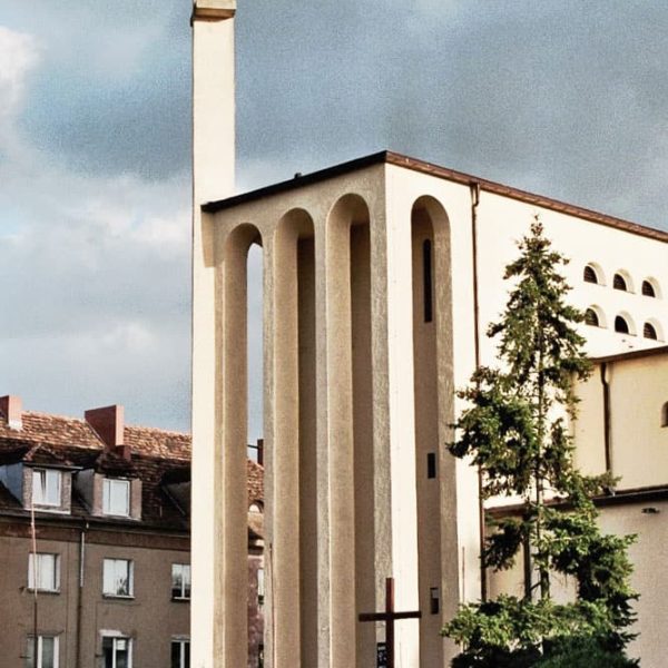 Außenansicht mit Turm der Kirche Sankt Antonius