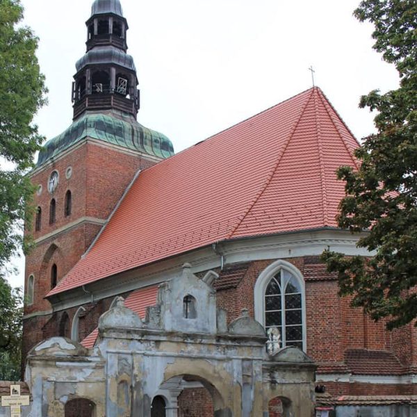 Außenansicht der Maria Himmelfahrtskirche in Tütz (Tuczno)