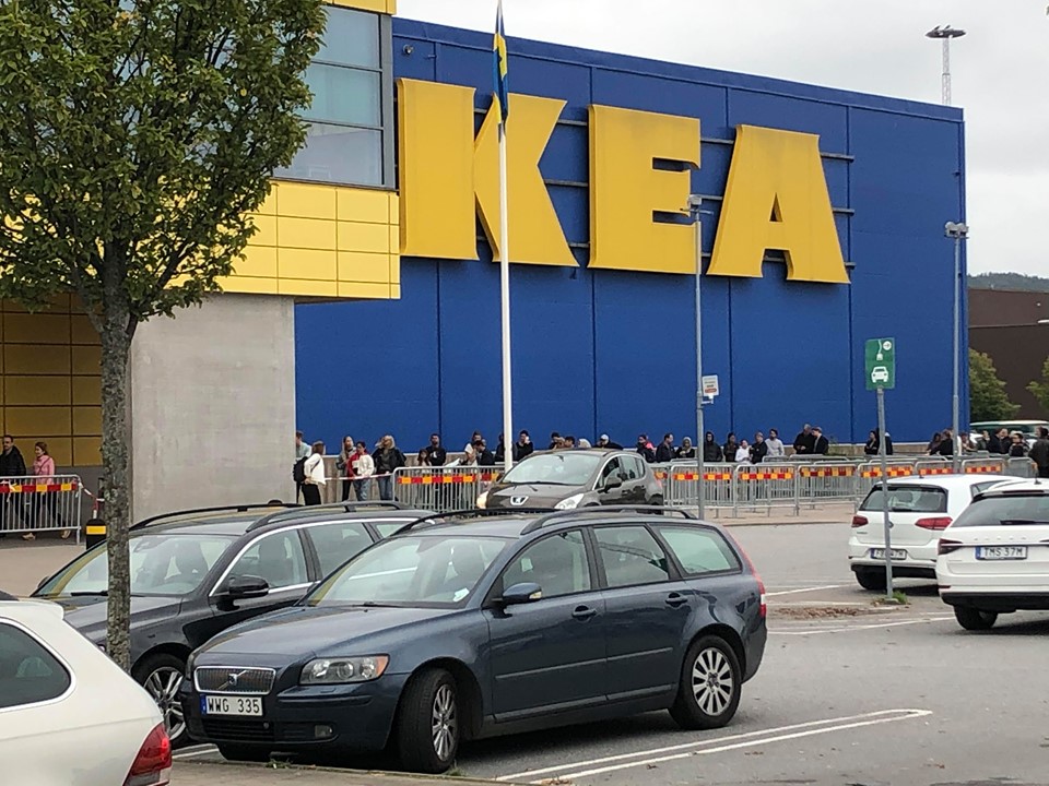 100 meters kö för att komma in på IKEA – HELA HISINGEN