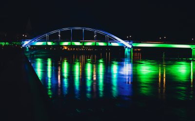 Beleuchtete Oberbrücke verleiht Frankfurt eine magische Stimmung