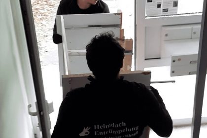 Wann ist eine Wohnungsauflösung notwendig? Helmdach-Entrümpelung Team sind als Kompagnon bei Ihrer Wohnungsauflösung stets Kompetent und arbeiten seriös. Aufgrund Ihrer Leidenschaft und Erfahrung wissen Helmdach-Entrümpelung Wiesbaden: eine Wohnungsauflösung kann die unterschiedlichsten Gründe haben. Wenn der Eigentümer oder Mieter verstirbt muss eine Wohnungsauflösung geplant werden. Das Team von Helmdach-Entrümpelung hatten schon Situationen in dem Bewohner/In dauerhaft in einer Klinik oder Heim untergebracht wurden. Ein Gerichtsvollzieher kann uns von Helmdach-Entrümpelung Wiesbaden ebenfalls beauftragen. Das heißt wenn ein Vermieter/In ein Wohnobjekt räumen lassen möchte. Die Gründe hierfür können sehr unterschiedlich sein. Das Gericht muss eine Räumungsklage erlassen und damit kann der Gerichtsvollzieher uns von Helmdach-Entrümpelung beauftragen. Denn die Entrümpelung des Haushalts und Keller gehören zu den Kompetenzen von Helmdach-Entrümpelung.