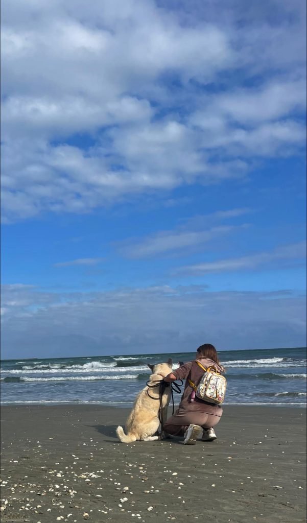 samen met het baasje op het strand