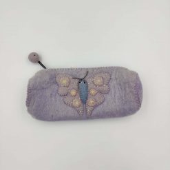 Penalhus fra Gamcha med lilla sommerfugl