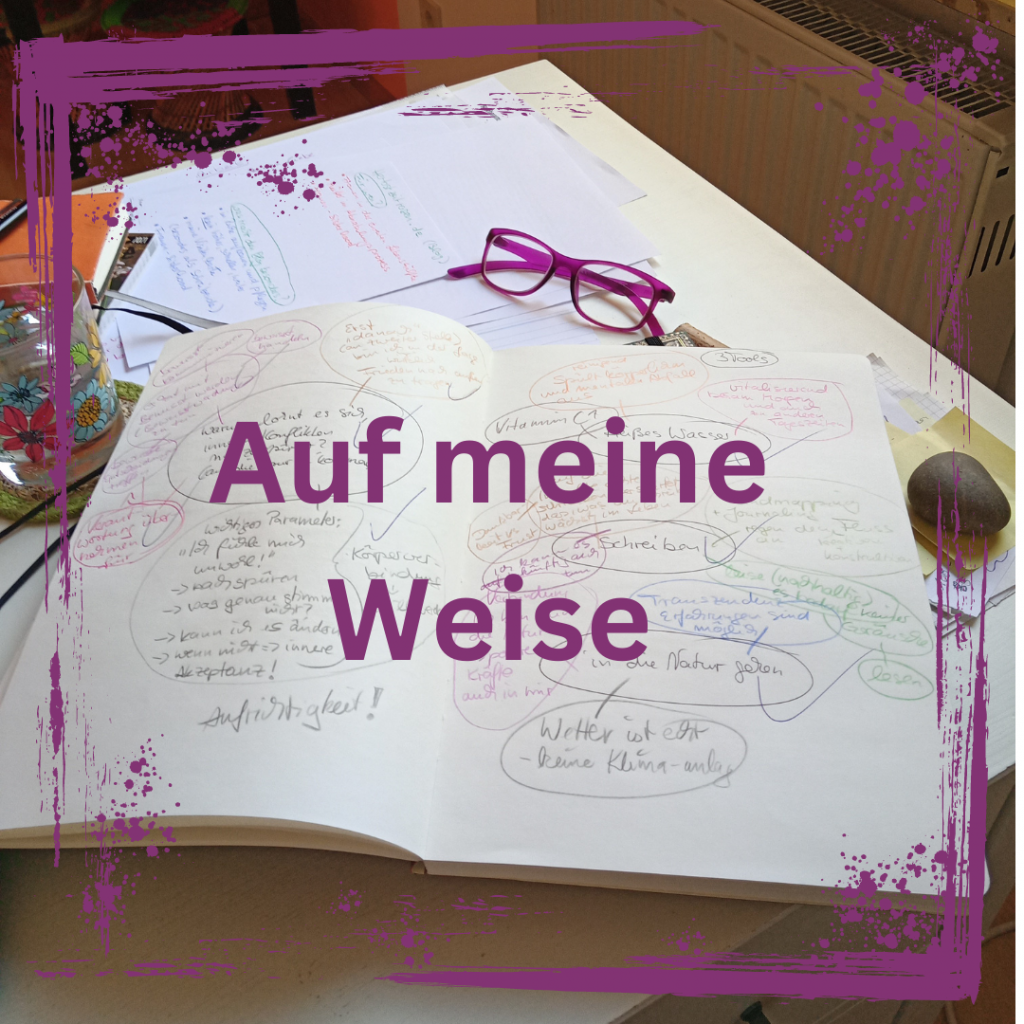 Auf dem Bild ist ein Notizbuch und eine Brille zu sehen. und der Satz "Auf meine Weise".