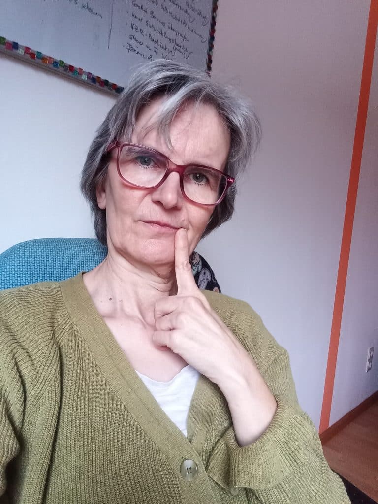 Das Bild zeigt eine Frau mit Brille. Es gehört zum Artikel "Das Älterwerden - Der große innere Konflikt". 