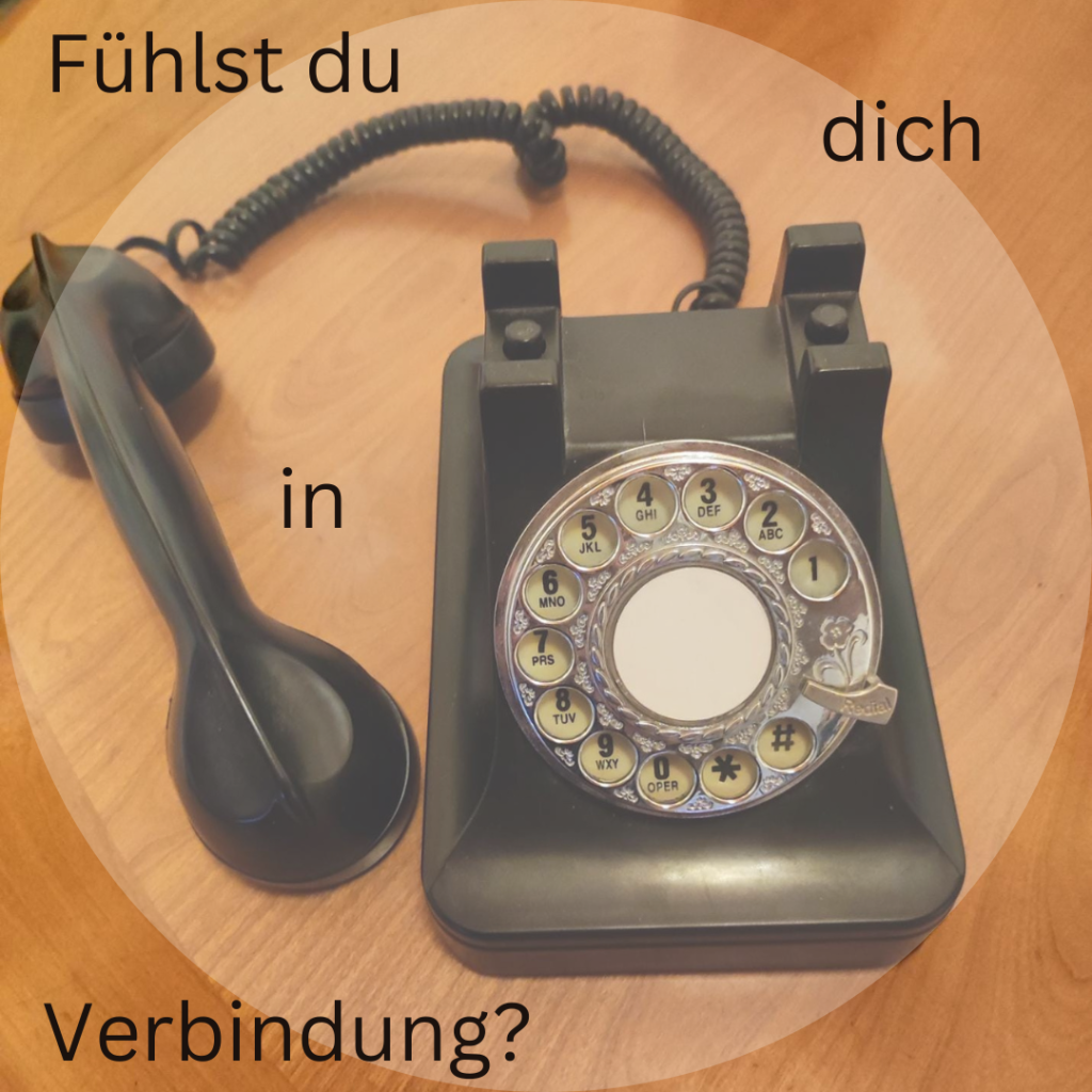 Bild zeigt ein altes Telefon und den Schriftzug Fühlst du dich in Verbindung?