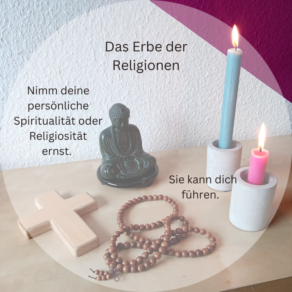 Auf dem Bild befindet sich ein Buddha, ein Kreuz, eine Mala, zwei Kerzen sowie der Text Das Erbe der Religionen und noch ein bisschen mehr text.