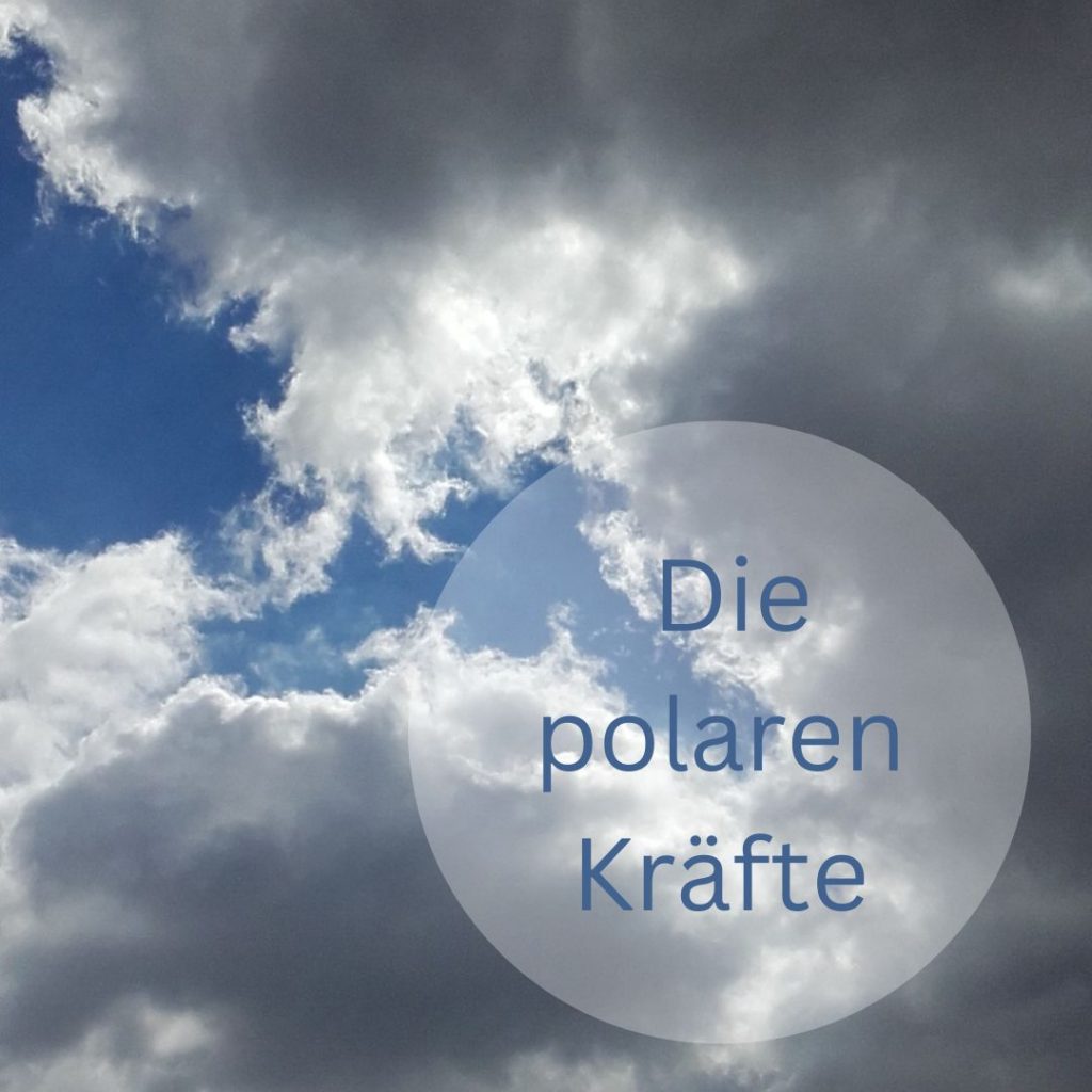 Auf dem Bild sind Wolken und ein Stück Himmel zu sehen und der Satz: Die polaren Kräfte. Das Bild gehört zuum Artikel "Polaritäten in uns".