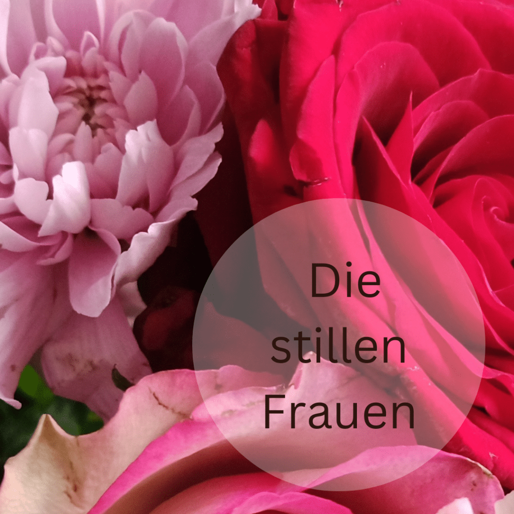 Auf dem Bild sind Blumen zu sehen und der Schriftzug Die stillen Frauen.