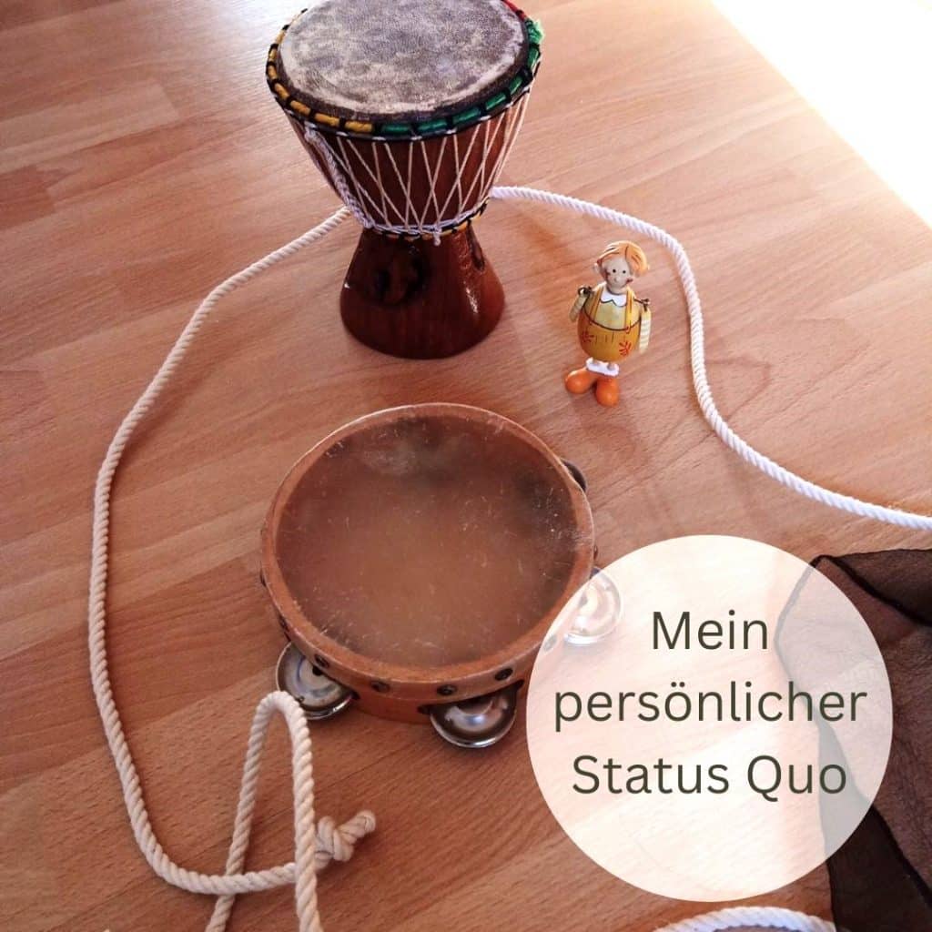 Auf dem Bild befinden sich eine Djembe, eine HAndtrommel und Figur. Und der Schriftzug: Mein persönlicher Status Quo.