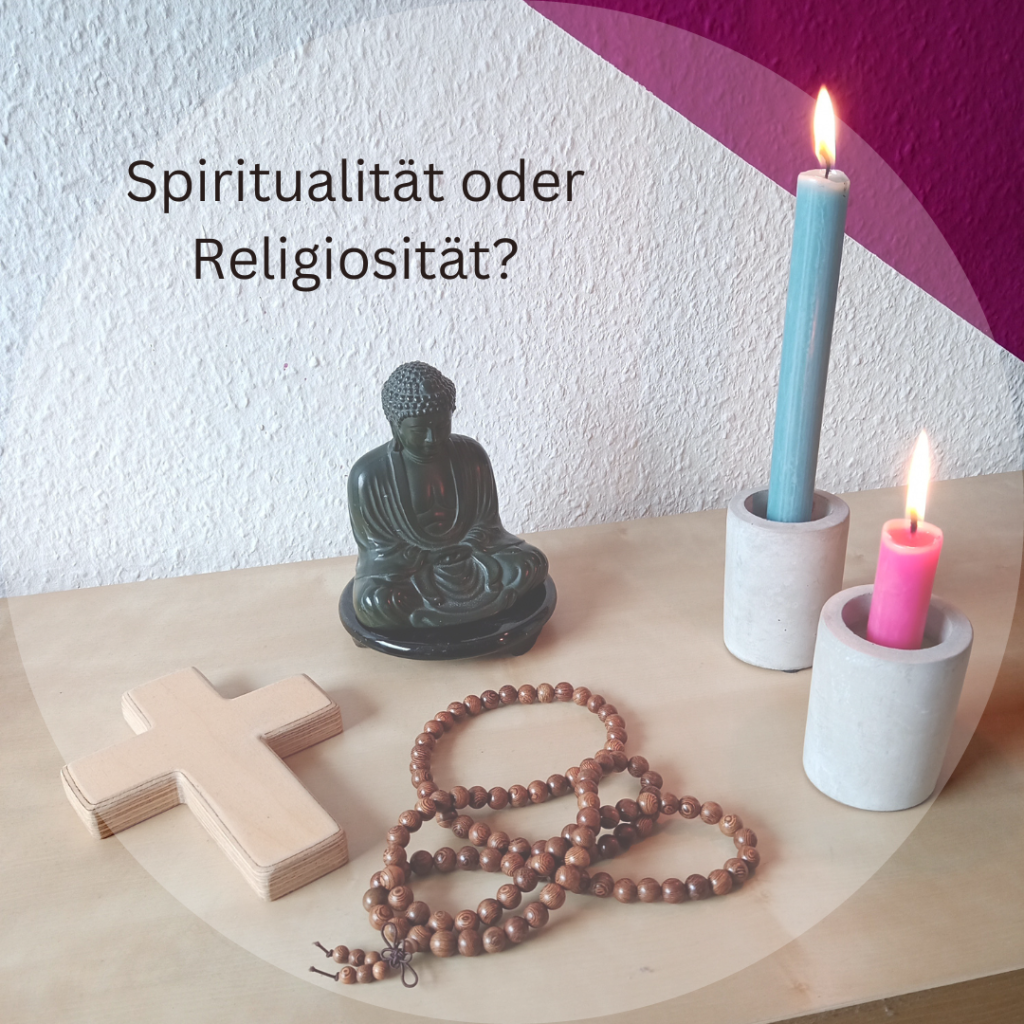 Auf dem Bild sieht man unterschiedliche religiöse Gegenstände und den Satz Spiritualität oder religiosität?