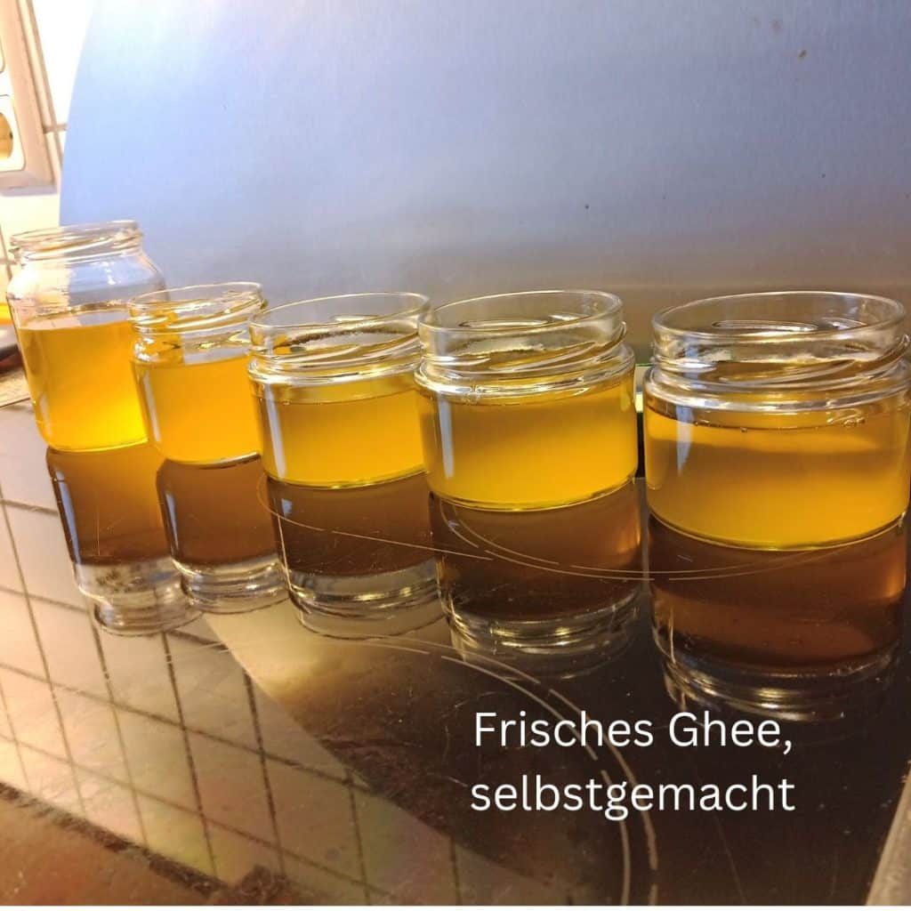 Auf dem Bild sieht man Gläser mit frischem Ghee. Es gehört zum Blogartikel Unsere Ernährung.