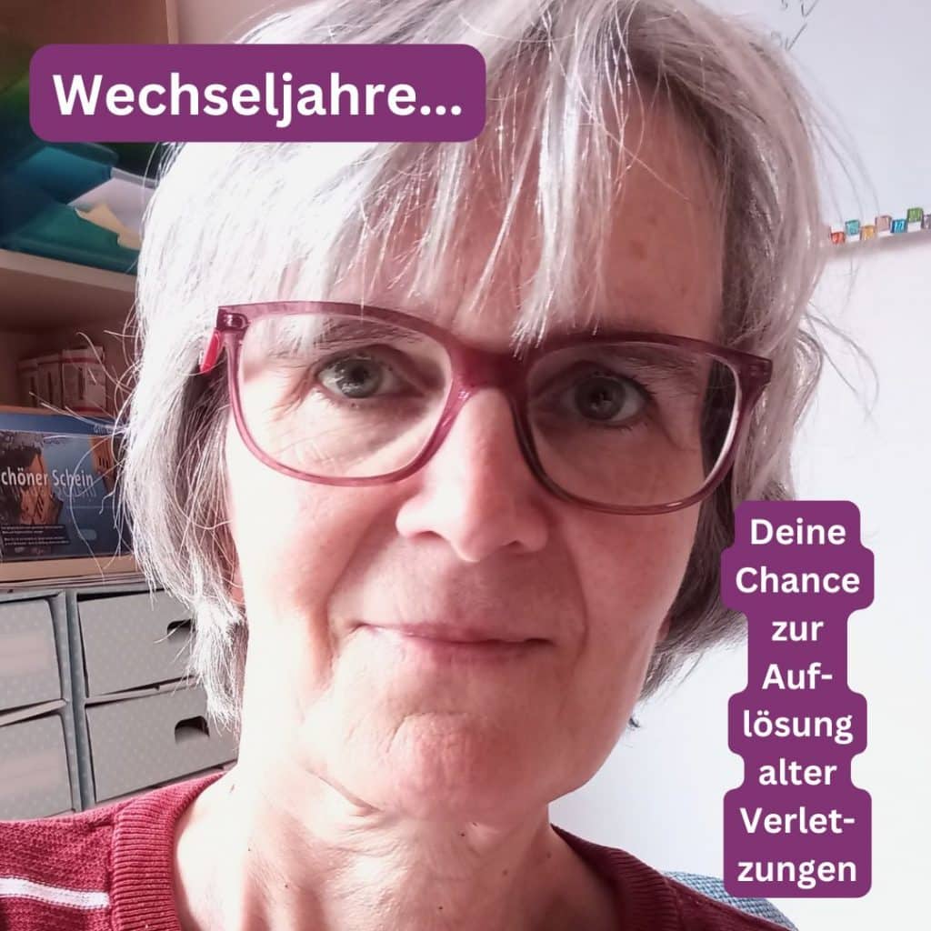 Auf dem Bild ist eine Frau mit Brille und die Worte: Wechseljahre Deine Chance zur Auflösung alter Verletzungen.