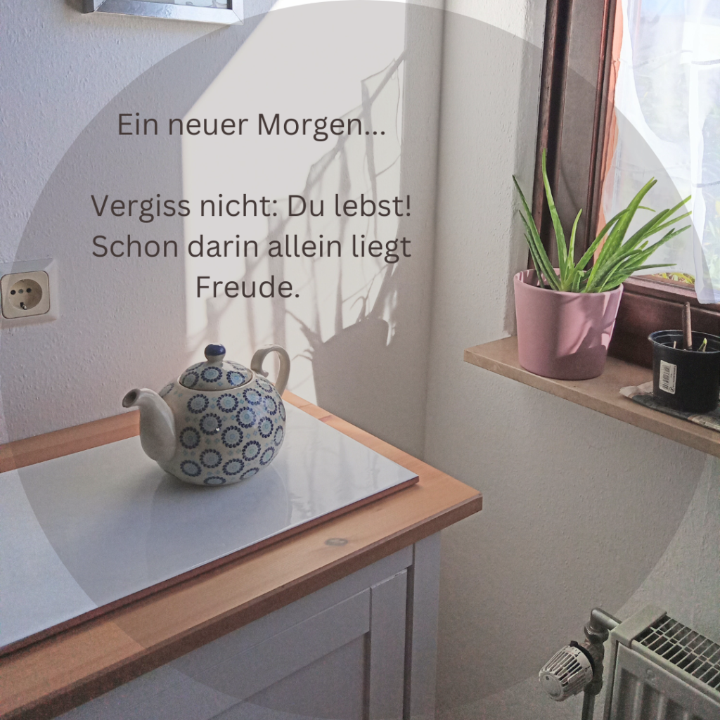 Das Bild zeigt eine Teekanne, Sonne und Schatten, sowie die Überschrift Ein neuer Morgen... und anderer Text