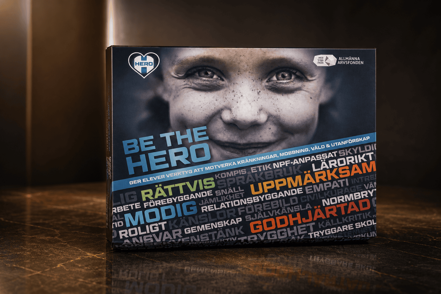 HERO BOX &mdash; öppen låda med HERO-kort, lärarmanus och övningsmaterial