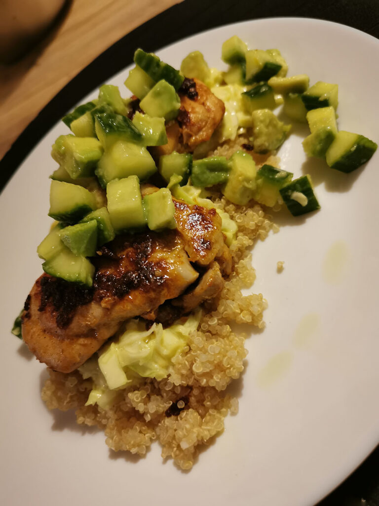 tandoori-kylling-med-cremet-spidskål-og-avocado