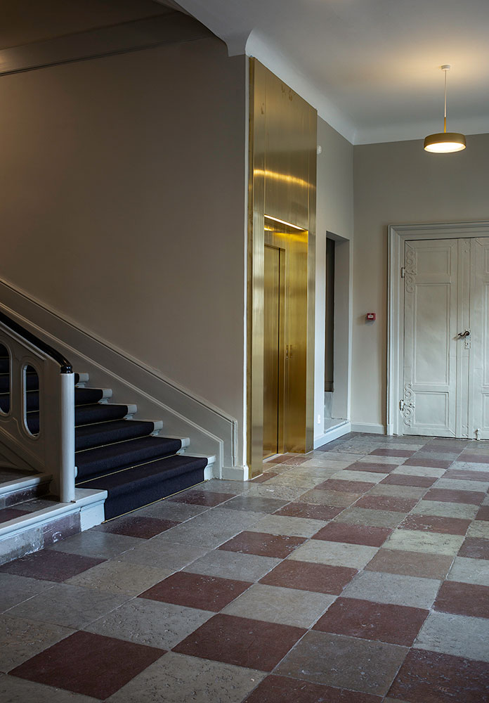 Elevatoren i trappeopgangen
