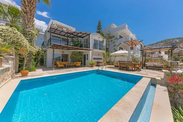 Gepflegter Pool einer Immobilie - Spanien