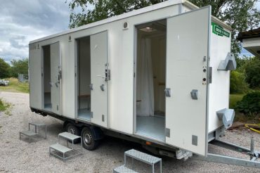Arbetsbodar utrustade med portabla toaletter för byggprojekt i Göteborg.