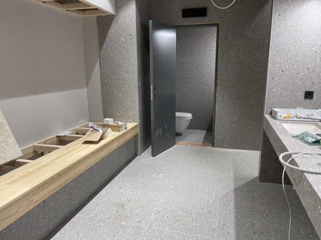 Ett badrum med träbänk och handfat tillgängligt för Finstädnings tjänster.