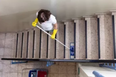 en kvinna som städar trappan med mopp i Trappstädning Göteborg.