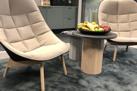 Städfirma i Göteborg tillhandahåller städservice för kontor med två stolar och ett bord.
