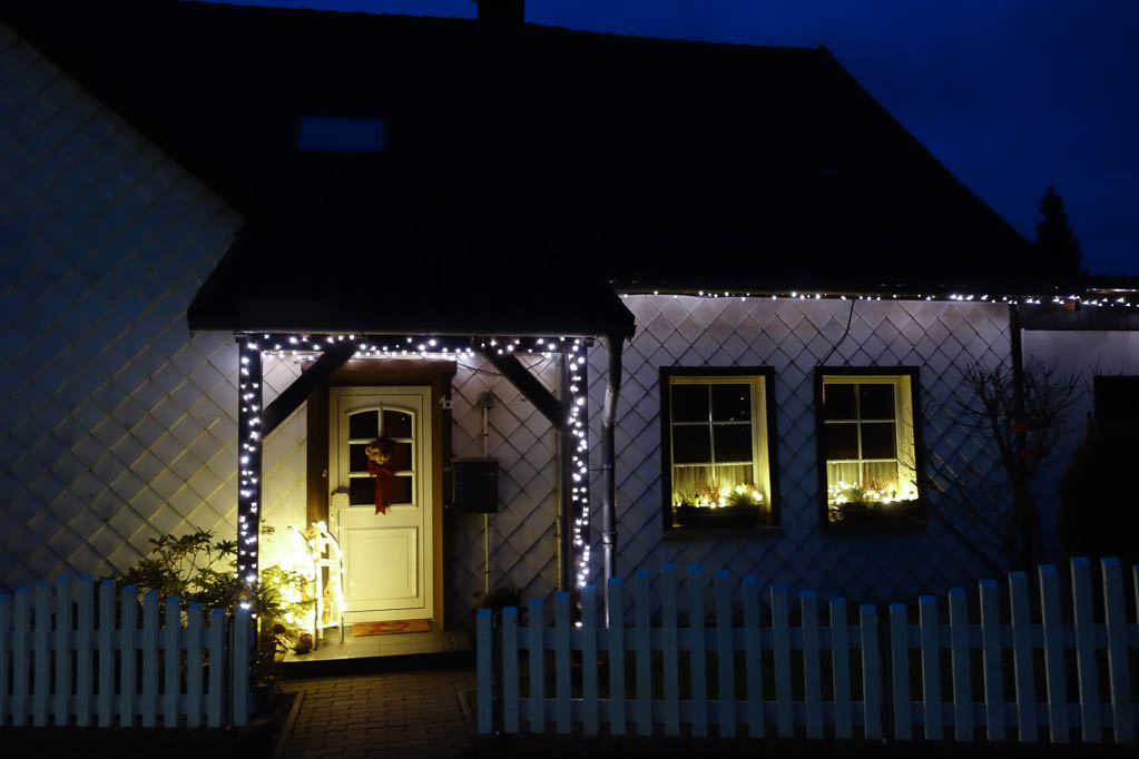 "Herzlich Willkommen, lieber Advent..." Ein Hauseingang in der Siedlungsstraße