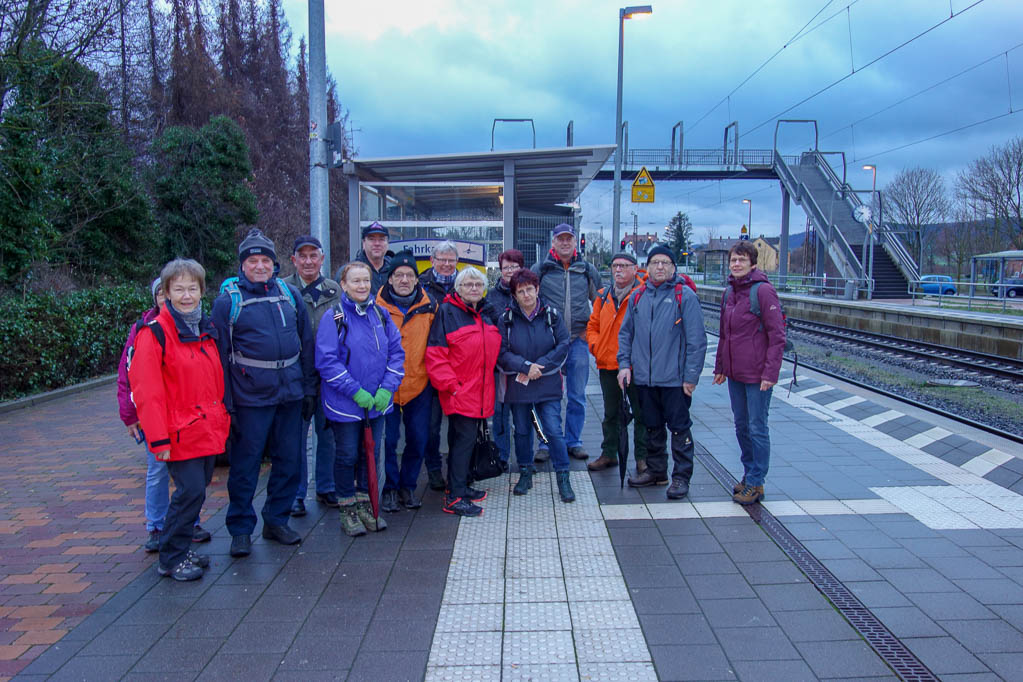 Unsere Wandergruppe auf dem Bahnhof in Banteln