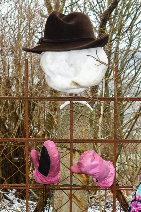 Not macht erfinderisch - auch mit wenig Schnee haben die Kinder einen Schneemann gebaut.