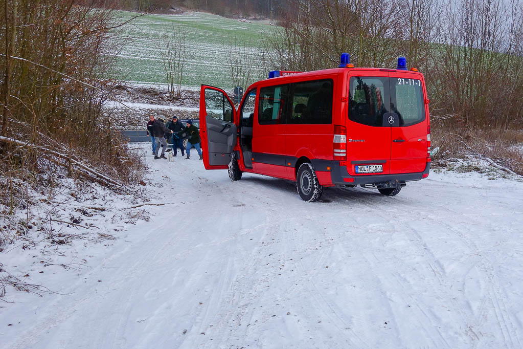 Zur Freude der Kinder ist auch die Feuerwehr als Taxi im Einsatz