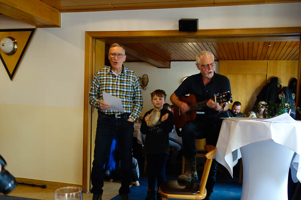 Gesangseinlage: (von links) Klaus Siemsglüß, Mika und Ditmar Wrede