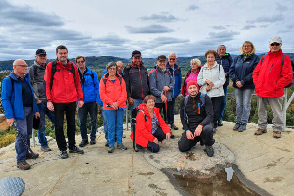 Die Wandergruppe auf der Aussichtsplattform der Burg Regenstein