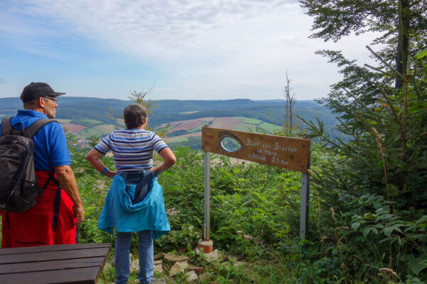 Herrlicher Ausblick auf das Leinetal und zum Brocken