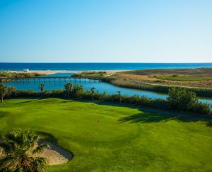 bild visar green på Salgados golfbana med utsikt över havet