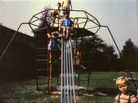 Kinder auf Rutsche Spielplatz Berlin 1961