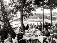 Freizeit im Biergarten in Berlin 1930