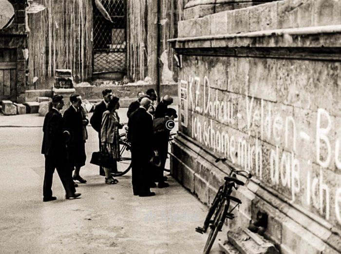 Betrachter Poster Wessen Schuld? München Odeonsplatz 1945