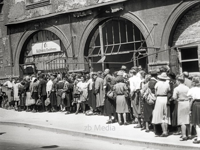 Warteschlange Bäckerei Rischart Mai 1945