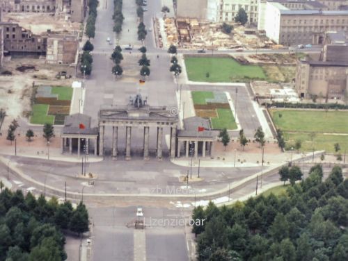 Berliner-Mauer-am-Brandenburger-Tor-1961